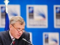 NATO's Jaap de Hoop Scheffer discusses the issue of Macedonia at the NATO summit in Bucharest today (AFP)