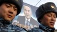 Солдаты внутренних войск идут на фоне билборда, агитирующего за Назарбаева. Астана, 3 марта 2011 года. 