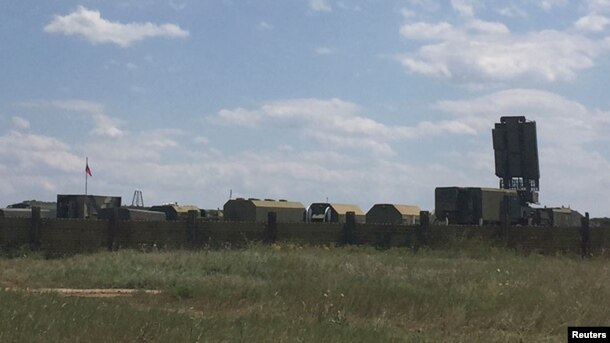 Военные грузовики на аэродроме в Джанкое, Крым