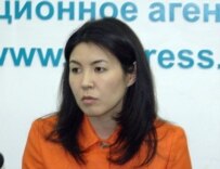 Bermet Akaeva at an April 24 presentation of her new book (RFE/RL)