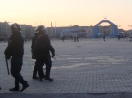 Бойцы специального отряда быстрого реагирования на площади. Жанаозен, 18 декабря 2011 года. Фото Елены Костюченко, корреспондента "Новой газеты".