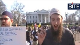 Захари Адам Чессер, обвиняемый в связях с группировкой "Аль-Шабааб", выступает перед Белым домом в Вашингтоне.