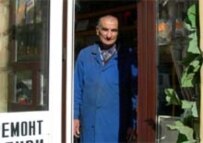 Yukhan Bavidov, one of Moscow's vanishing cobblers (RFE/RL)