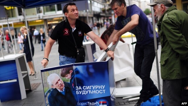 Pristalice Borisa Tadića pripremaju predizborni štand, Beograd