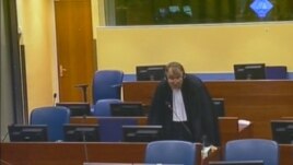 Prazno mjesto u sudnici iza Mladićevog branitelja Miodraga Stojanovića, 26. rujan 2012.