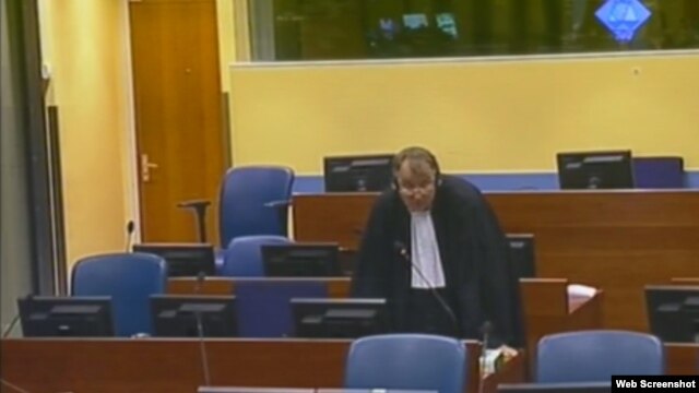 Prazno mjesto u sudnici iza Mladićevog branitelja Miodraga Stojanovića, 26. rujan 2012.