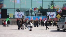 Республика алаңында Жаңаөзенге арналған митингімен қатар өткен оқушылар концерті. Алматы. 24 наурыз. 2012 жыл.