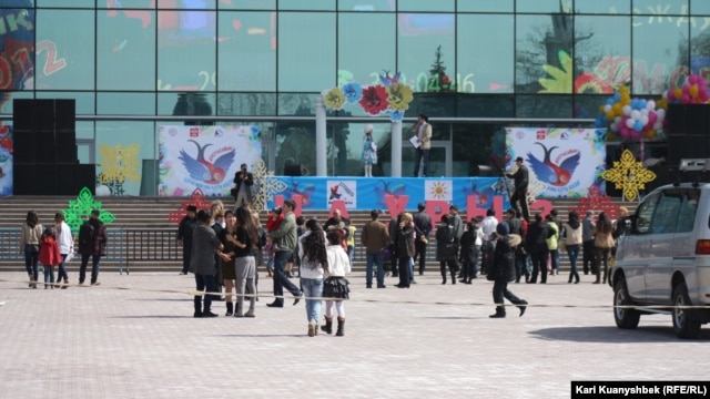 Республика алаңында Жаңаөзенге арналған митингімен қатар өткен оқушылар концерті. Алматы. 24 наурыз. 2012 жыл.