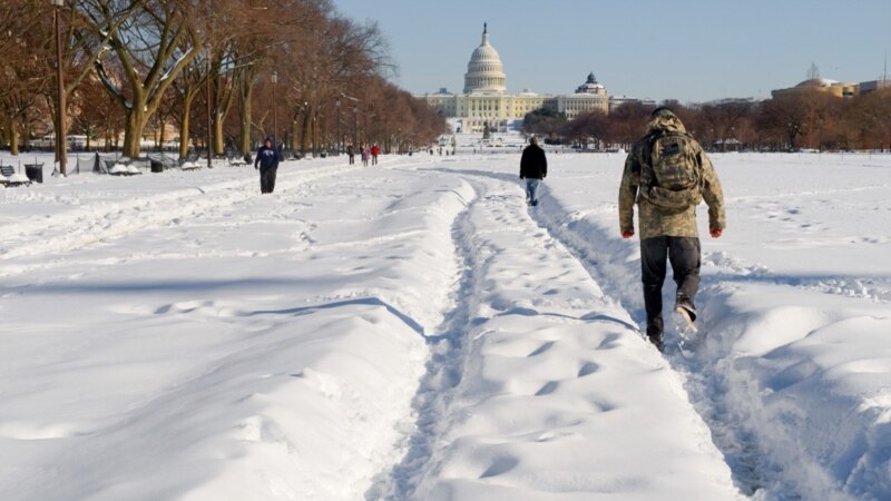Из-за снежной бури в 10 штатах Америки – чрезвычайная ситуация