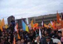 Demonstrators waving Ukrainian flags and orange banners in Baku on 13 November (RFE/RL)
