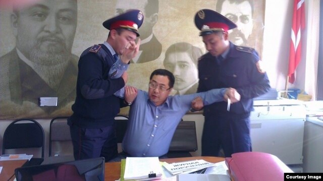 Полицейские проводят задержание гражданского активиста Ермека Нарымбаева. Алматы, 17 октября 2014 года. 