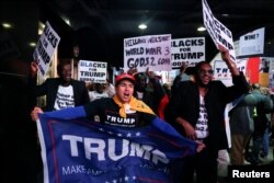 Сторонники Дональда Трампа празднуют его победу на Таймс-сквер в Нью-Йорке