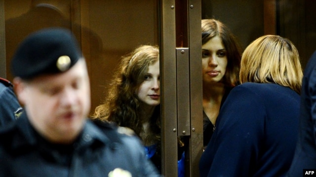Maria Alyokhina (left) and Nadezhda Tolokonnikova in a Moscow courtroom earlier this month