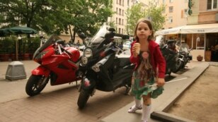 Moskwadaky proteste gatnaşyjylardan biri. 19-njy maý, 2012.