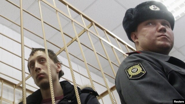 Bolshoi dancer Pavel Dmitrichenko (left) in the dock during a court hearing in Moscow on March 7