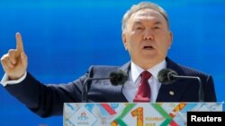 Нұрсұлтан Назарбаев Алматыда 1 мамыр мерекесіне арналған салтанатта сөйлеп тұр. 1 мамыр 2016 жыл.