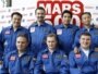 “Марс-500” экипажы (сулдан уңга): Алексей Ситев, Александр Смолиевский һәм хәстәр-әгъза Михаил Синельников (алгы рәт), Сухроб Камолов, Ромэйн Шарле, Диего Урбина һәм Ваң Юе (арткы рәт)