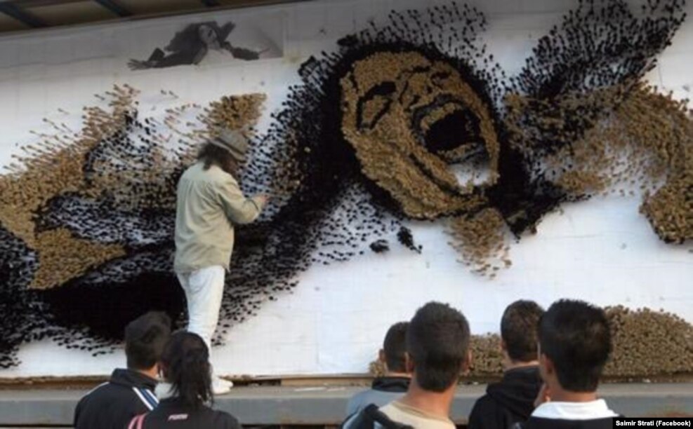 Në nëntor të vitit 2009, Saimir Strati përfundoi mozaikun më të madh me brusha ngjyrash, i cili u punua në çdo qytet të Shqipërisë dhe përfundoi në qendër të Tiranës. Ai u punua për nderë të artistit Michael Jackson, pas vdekjes së tij.