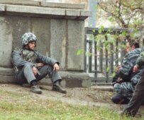 Special forces troops wait as some 900 people are held hostage in a Moscow theater on October 22, 2002 (TASS)