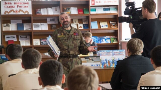 Сергей Полонский представляет одну из своих книг