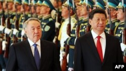 Президент Казахстана Нурсултан Назарбаев (слева) и президент Китая Си Цзиньпин.
