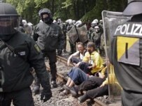Anti-G8 activists block the railway tracks surrounded by police between Bad Doberan and Heiligendamm (epa)