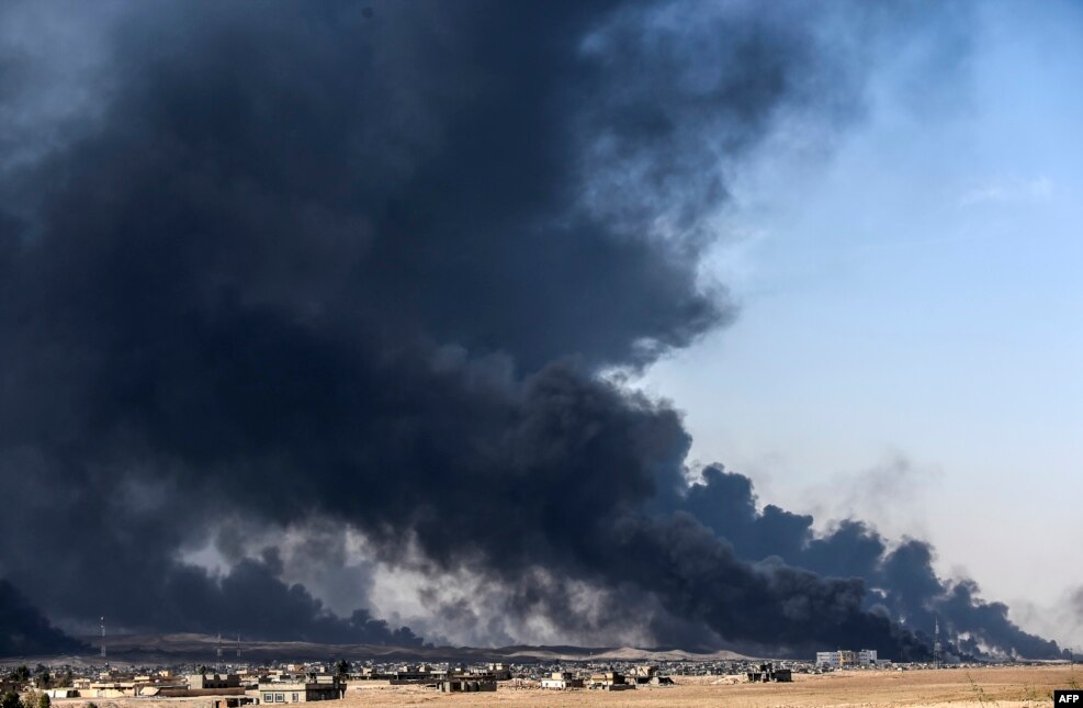 Чтобы затормозить наступление коалиции, боевики так называемого "ИГ" поджигают в траншеях нефть На фото – горящие нефтяные скважины вблизи Мосула