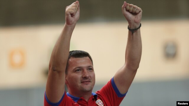Andrija Zlatić slavi medalju 
