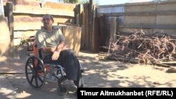 Алексей Антонов ауласында отыр. Павлодар, 5 қыркүйек 2016 жыл.