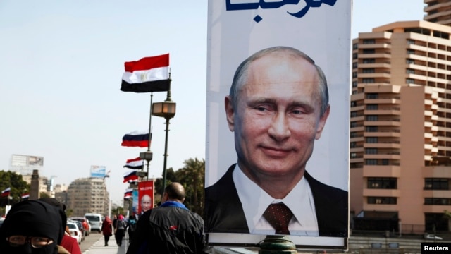 پوستری از ولادیمیر پوتین در قاهره. ۹ فوریه ۲۰۱۵