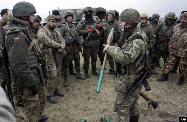 Бійці добровольчого батальйону «Донбас» неподалік Маріуполя. 1 квітня 2015 року