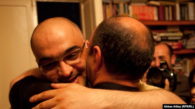 Azerbaijan -- Journalist Eynulla Fatullayev at home, Baku, 26May2011