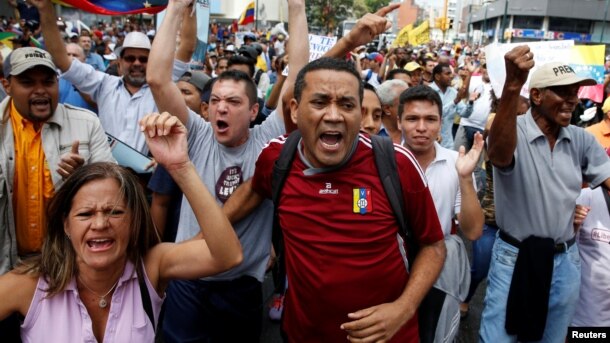 Karakasda etirazçılar Maduronun istefasını tələb edirlər