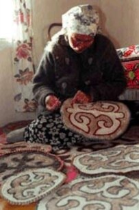 A Kyrgyz villager creates handicrafts to raise funds to protect the snow leopard (Snow Leopard Trust)