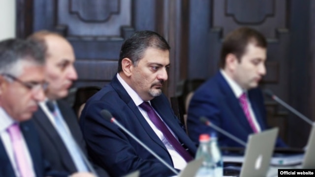 Հայաստան -- Ֆինանսների նախարար Վաչե Գաբրիելյանը (կենտրոնում) ներկայացնում է իրավիճակը պետական գնումների ոլորտում, Երեւան, 20-ը սեպտեմբերի, 2012թ․