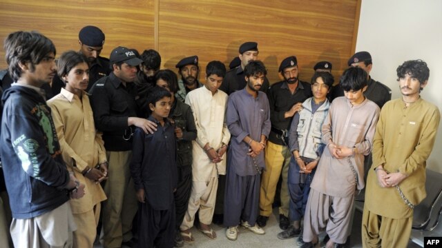 Police produce young children suspected of planting bombs to the media in Quetta on March 13.