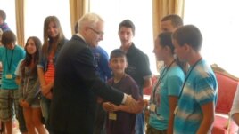 Ivo Josipović sa mladima iz Srebrenice, 16. srpanj 2012.