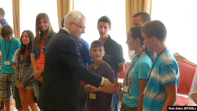 Ivo Josipović sa mladima iz Srebrenice, 16. srpanj 2012.