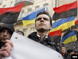 Близько 600 прихильників національно-патріотичних організацій провели в п’ятницю пікет біля Адміністрації Президента в Києві з вимогою відставки міністра освіти й науки Дмитра Табачника