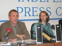 Sergei Nikitin (left) and Allison Gill at the May 11 Moscow press conference (RFE/RL)