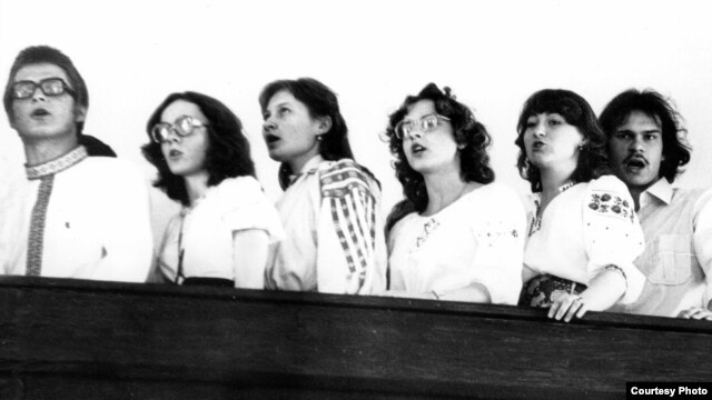 Майстроўня сьпявае на хорах заслаўскай бажніцы, 1982 год. Арына Вячорка трэцяя справа.
