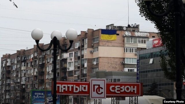 Украинский флаг в Луганске 30 мая 2014