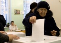 One woman casts her ballot at a polling station in Moscow (RFE/RL)