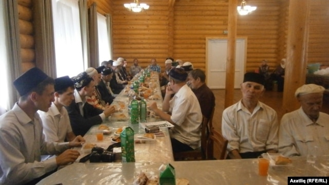 Tatarstan -- Tatar activists meeting on Uraza bayram day in Chelny, 30Jul2014