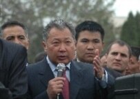 President Bakiev addressing the protesters in Bishkek on March 31 (RFE/RL)