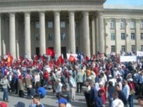 Demonstrators in Bishkek today (RFE/RL)