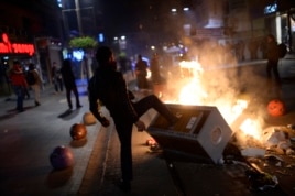 Столкновения с полицией демонстрантов, протестующих против коррупции. Стамбул