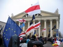 Protesters on October Sqare on March 21 (RFE/RL)