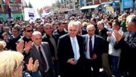 Tomislav Nikolić tokom predizborne kampanje, Mitrovica, april 2012.