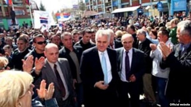 Tomislav Nikolić tokom predizborne kampanje, Mitrovica, april 2012.